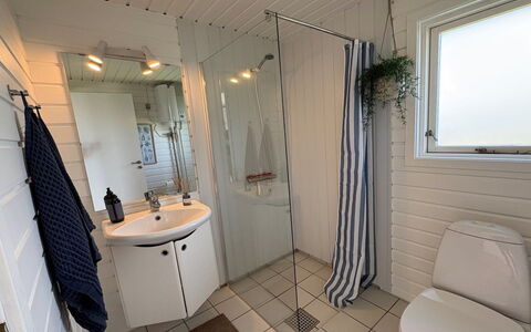 Raadengaard - 400M from the Sea: Armatur, Holz, Flooring, Fussboden, Interior Design, Installation, Badezimmer, Toilette, Sinken, Zimmer