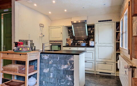 La Patrouille des Glaciers: Flooring, Holz, Fussboden, Möbel, Küche, Interior Design, Decke, Cabinetry, Countertop, Küchengerät
