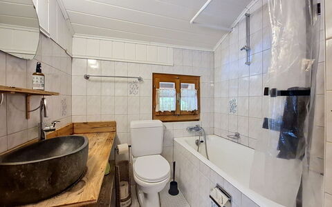 La Patrouille des Glaciers: Badezimmer, Armatur, Bad Sink, Flooring, Sinken, Interior Design, Fussboden, Badewanne, Zapfhahn, Installation