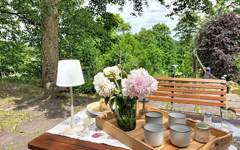 Auszeit für Körper und Seele: Möbel, Tabelle, Blumentopf, Tisch Im Freien, Gartenmöbel, Garten, Zimmerpflanze, Servierware, Stuhl