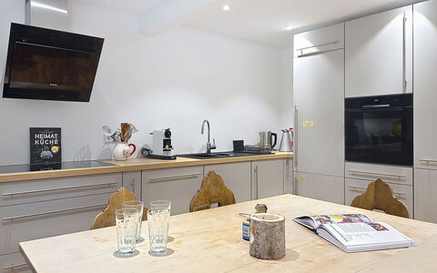 Auszeit für Körper und Seele: Möbel, Interior Design, Küchengerät, Küche, Flooring, Countertop, Holz, Cabinetry, Decke, Fussboden