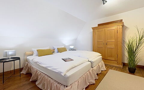 Auszeit für Körper und Seele: Möbel, Interior Design, Bett, Schlafzimmer, Fussboden, Flooring, Decke, Holz, Zimmer, Beleuchtung
