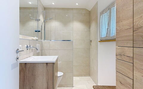 Auszeit für Körper und Seele: Flooring, Fussboden, Badezimmer, Wand, Interior Design, Armatur, Holz, Toilette, Badezimmerschrank, Fliese