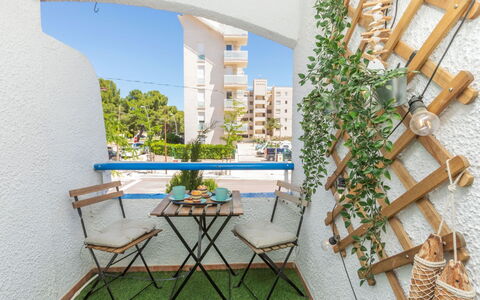 Marc Miami: Möbel, Gartenmöbel, Wohnung, Stuhl, Balkon, Schatten, Tisch Im Freien, Veranda, Zimmerpflanze, Terrasse