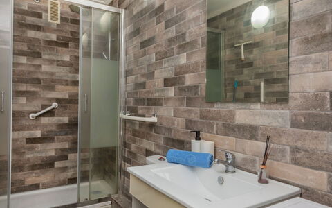 Marc Miami: Badezimmer, Armatur, Flooring, Fussboden, Bad Sink, Sinken, Interior Design, Toilette, Installation, Toilleten Sitz