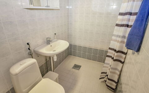 Joutsen: Badezimmer, Toilleten Sitz, Bad Sink, Armatur, Flooring, Toilette, Sinken, Fussboden, Zapfhahn, Installation