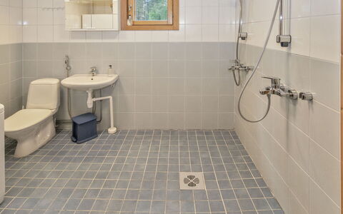 Loviisa 614: Badezimmer, Flooring, Armatur, Fussboden, Wand, Interior Design, Toilette, Fliese, Toilleten Sitz, Installation
