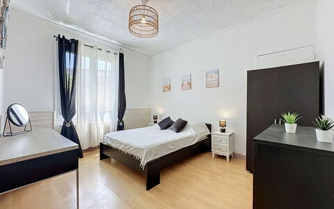 L'Estuaire: Möbel, Interior Design, Flooring, Fussboden, Bett, Schlafzimmer, Holz, Zimmer, Decke, Holzboden