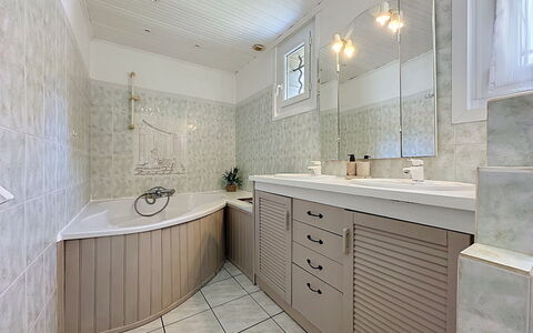 L'Estuaire: Armatur, Flooring, Interior Design, Bad Sink, Badezimmer, Wand, Sinken, Fussboden, Badezimmerschrank, Cabinetry