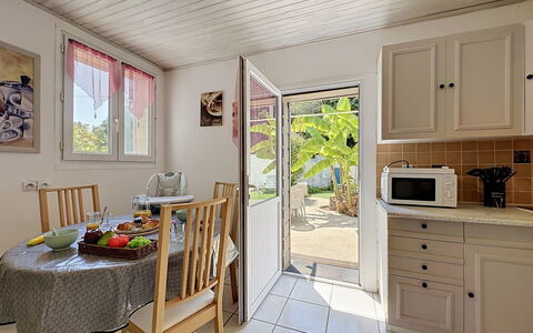 L'Estuaire: Möbel, Holz, Flooring, Fussboden, Countertop, Interior Design, Küche, Major Appliance, Stuhl, Zuhause