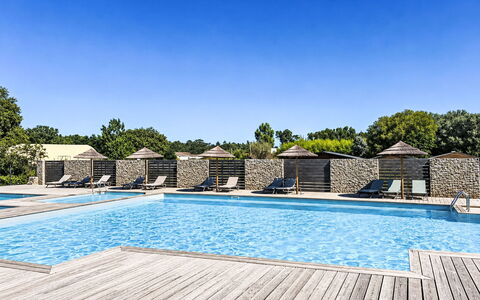 Hameau de Saint Cyprien: Schwimmbad, Resort, Gartenmöbel, Möbel, Verbundwerkstoff, Schatten, Eco Hotel, Freizeit, Sonnenliege, Estate