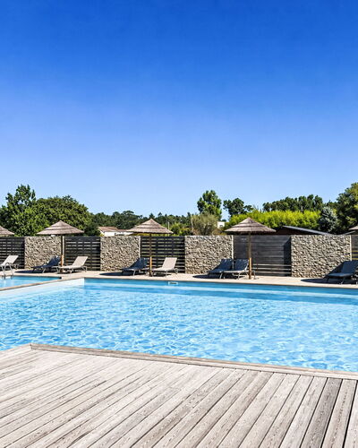 Hameau de Saint Cyprien: Schwimmbad, Resort, Gartenmöbel, Möbel, Verbundwerkstoff, Schatten, Eco Hotel, Freizeit, Sonnenliege, Estate