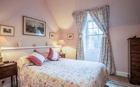 Glen Apartment: Bett, Möbel, Interior Design, Schlafzimmer, Decke, Bettdecke, Bedding, Zuhause, Textil, Linens