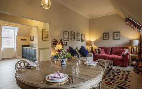 Glen Apartment: Möbel, Gartenmöbel, Stuhl, Garten, Hinterhof, Schatten, Garten, Landscaping, Eco Hotel, Tisch Im Freien