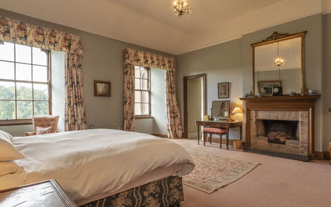 Macduff Tower: Möbel, Interior Design, Wand, Schlafzimmer, Bett, Holz, Decke, Flooring, Fussboden, Textil