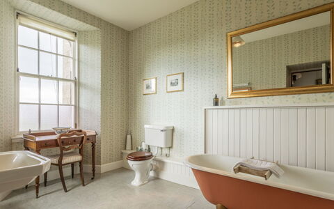 Macduff Tower: Interior Design, Flooring, Armatur, Fussboden, Badezimmer, Installation, Decke, Zapfhahn, Formen, Light Fixture