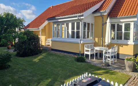 Sunaj - 350M from the Sea: Dach, Haus, Zuhause, Wohngebiet, Hütte, Abstellgleis, Tür, Veranda, Schatten, Estate