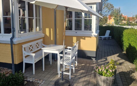 Sunaj - 350M from the Sea: Möbel, Gartenmöbel, Stuhl, Veranda, Schatten, Tür, Tisch Im Freien, Regenschirm, Outdoor Struktur, Terrasse