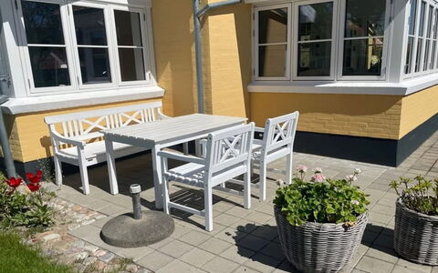 Sunaj - 350M from the Sea: Möbel, Gartenmöbel, Stuhl, Flooring, Fussboden, Tabelle, Blumentopf, Tisch Im Freien, Holzbeize, Veranda