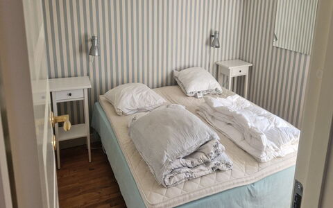 Sunaj - 350M from the Sea: Möbel, Schlafzimmer, Interior Design, Fussboden, Holz, Flooring, Bettdecke, Bett, Linens, Bedding