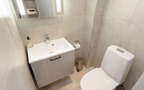 Levin Kunkku B2: Badezimmer, Toilleten Sitz, Bad Sink, Armatur, Flooring, Toilette, Interior Design, Fussboden, Sinken, Zapfhahn
