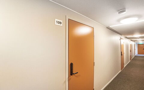 Äkäspokka: Wand, Flooring, Fussboden, Holz, Decke, Interior Design, Beleuchtung, Tür, Zimmer, Light Fixture