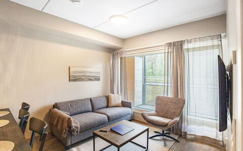 Äkäspokka: Möbel, Interior Design, Flooring, Fussboden, Holz, Decke, Zimmer, Holzboden, Beleuchtung, Couch