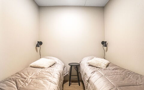 Äkäspokka: Schlafzimmer, Bett, Fussboden, Flooring, Bettdecke, Interior Design, Decke, Beleuchtung, Bedding, Bettrahmen