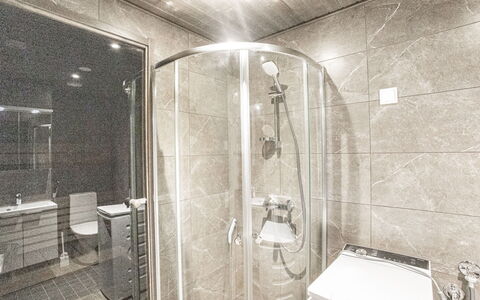 Äkäspokka: Badezimmer, Flooring, Armatur, Fussboden, Interior Design, Decke, Installation, Dusche, Fliese, Bad Sink