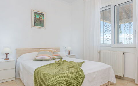 Mestral: Möbel, Bett, Interior Design, Schlafzimmer, Fussboden, Flooring, Holz, Bettdecke, Decke, Bedding