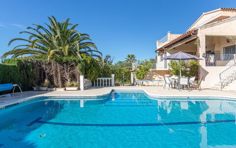 Mestral: Blau, Schwimmbad, Resort, Gartenmöbel, Freizeit, Eco Hotel, Ferienort, Hotel, Estate