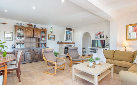 Mestral: Möbel, Interior Design, Flooring, Couch, Fussboden, Holz, Tabelle, Decke, Wohnzimmer, Zimmer