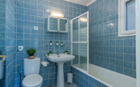 Mestral: Blau, Badezimmer, Toilleten Sitz, Armatur, Flooring, Toilette, Sinken, Fussboden, Interior Design, Bad Sink
