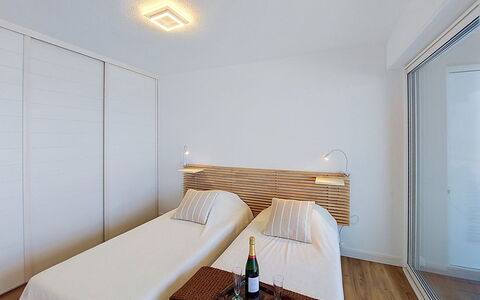 Joigny: Interior Design, Möbel, Flooring, Wand, Bett, Fussboden, Holz, Decke, Schlafzimmer, Textil