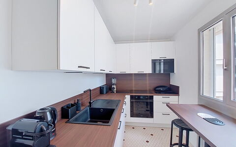 Joigny: Küche, Countertop, Interior Design, Küchengerät, Cabinetry, Flooring, Holz, Major Appliance, Möbel, Decke