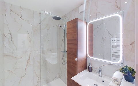 Joigny: Interior Design, Flooring, Armatur, Fussboden, Badezimmer, Spiegel, Installation, Decke, Zapfhahn, Light Fixture
