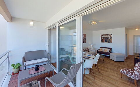 Joigny: Wohnung, Möbel, Die Architektur, Wohngebiet, Interior Design, Fussboden, Zuhause, Flooring, Balkon, Holzboden