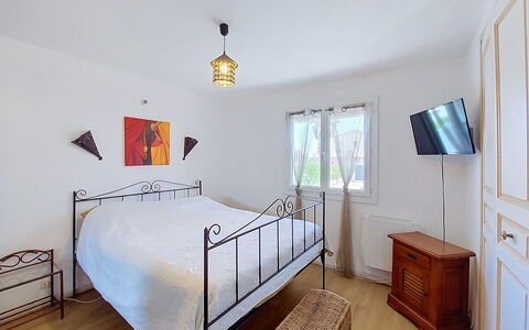 Sérénité: Bett, Möbel, Schlafzimmer, Interior Design, Bedding, Bettdecke, Fussboden, Flooring, Decke, Zimmer