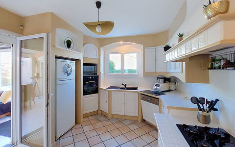 Sérénité: Küchengerät, Küche, Major Appliance, Countertop, Interior Design, Flooring, Haushaltsgerät, Möbel, Cabinetry, Fussboden