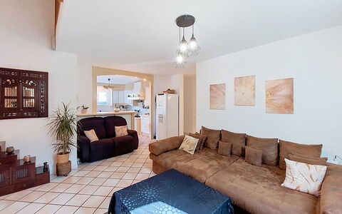 Sérénité: Möbel, Interior Design, Couch, Flooring, Fussboden, Decke, Holz, Wohnzimmer, Zimmer, Wohnung