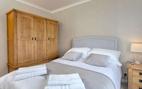 Shoe Buttons Cottage at Gap Road: Bett, Möbel, Bedding, Schlafzimmer, Bettdecke, Holz, Interior Design, Fussboden, Linens, Zimmer