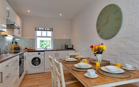Farmhouse Cottage, Nether Burrows: Flooring, Interior Design, Holz, Möbel, Major Appliance, Countertop, Decke, Fussboden, Küche, Küchengerät