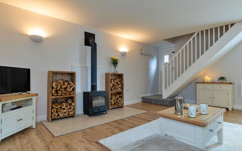 Farmhouse Cottage, Nether Burrows: Möbel, Interior Design, Flooring, Wand, Fussboden, Holz, Decke, Zimmer, Zuhause, Wohnzimmer