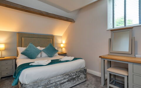 Farmhouse Cottage, Nether Burrows: Decke, Bett, Bedding, Schlafzimmer, Hotel, Suite