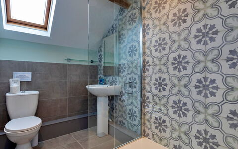 Farmhouse Cottage, Nether Burrows: Badezimmer, Armatur, Flooring, Fussboden, Interior Design, Installation, Fliese, Sinken, Bad Sink, Decke