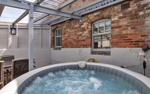 Farmhouse Cottage, Nether Burrows: Verbundwerkstoff, Fussboden, Armatur, Badewanne, Schwimmbad, Jacuzzi, Fliese, Design, Daylighting