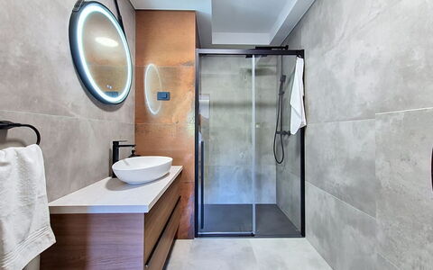 Sunce: Flooring, Fussboden, Armatur, Interior Design, Badezimmer, Installation, Zapfhahn, Zuhause, Spiegel, Badezimmerschrank