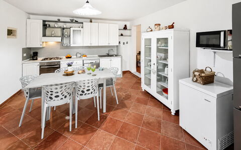 Villa le 2 Emme: Möbel, Küche, Interior Design, Flooring, Fussboden, Countertop, Küchengerät, Major Appliance, Cabinetry, Holz