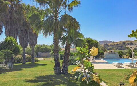 Villa Emme: Baum, Schwimmbad, Resort, Freizeit, Landscaping, Garten, Eco Hotel, Schatten