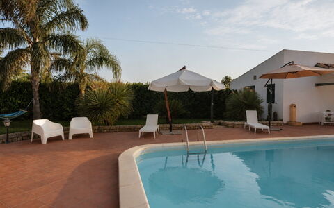 Villa Cigno Reale: Schwimmbad, Resort, Sonnenliege, Eco Hotel, Hazienda, Schatten, Hotel, Gartenmöbel, Regenschirm